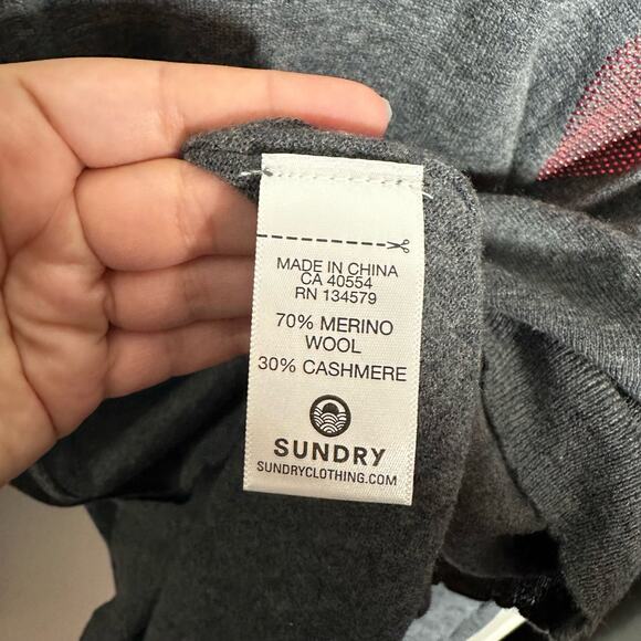 Sundry Gray Wool Cashmere Sweater Red Studded Heart Size Small Valentine's Day - Picture 9 of 9